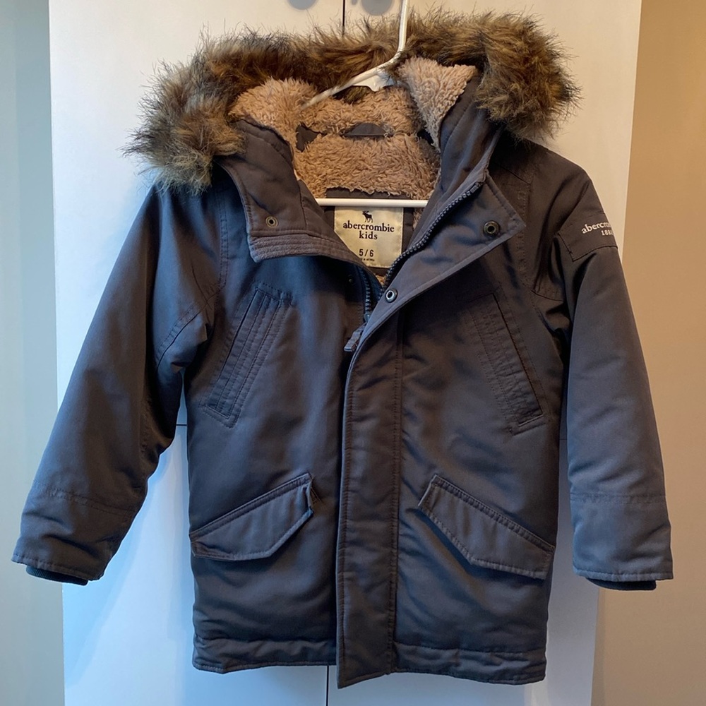 Abercrombie kids Boys size 5/6 Grey heavy winter coat w/ removable fur on hood